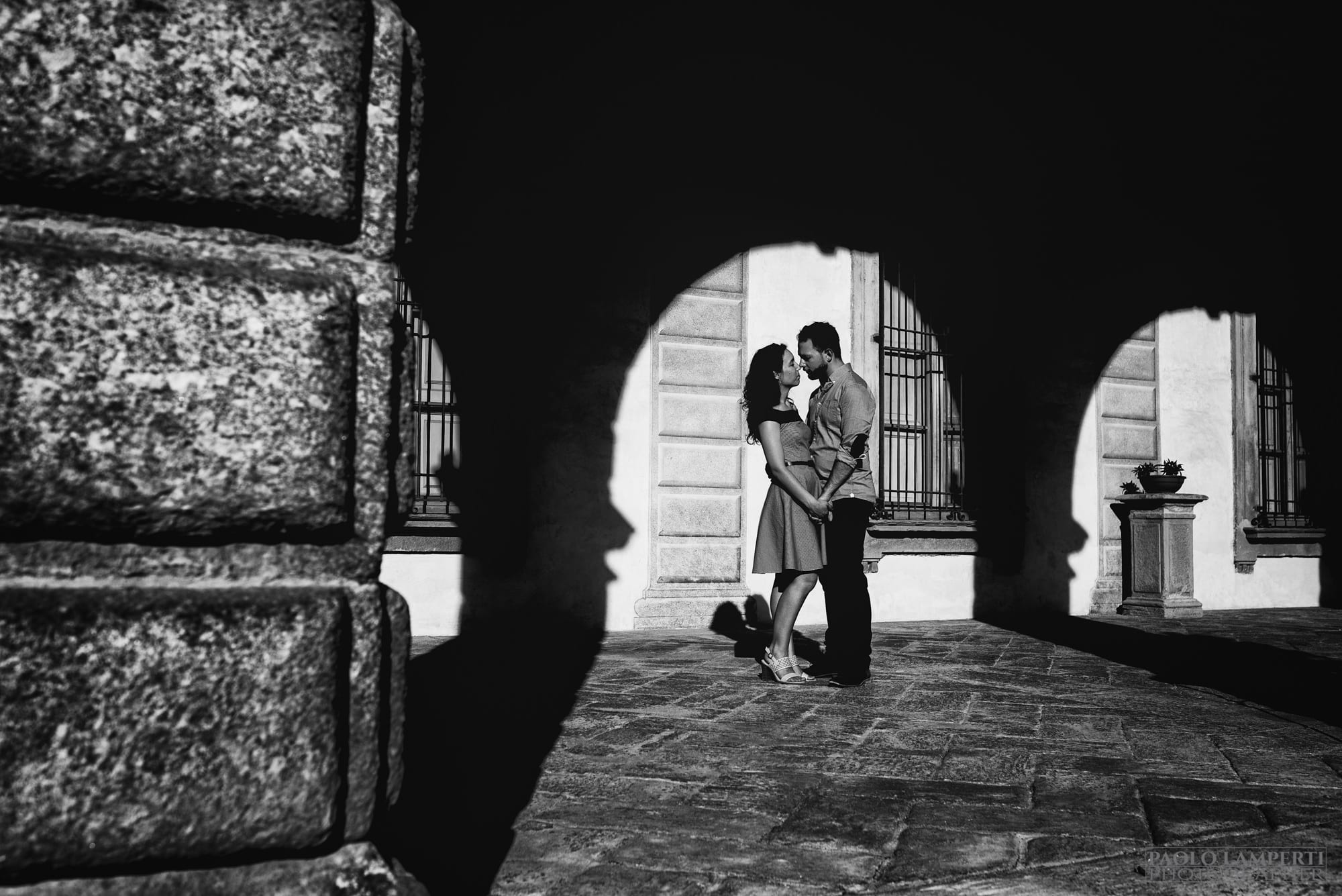 Engagement Palazzo Arese Borromeo varese saronno como milano servizio fotografico prematrimoniale ritratti intimo romantico moderno artistico creativo photographer lamperti