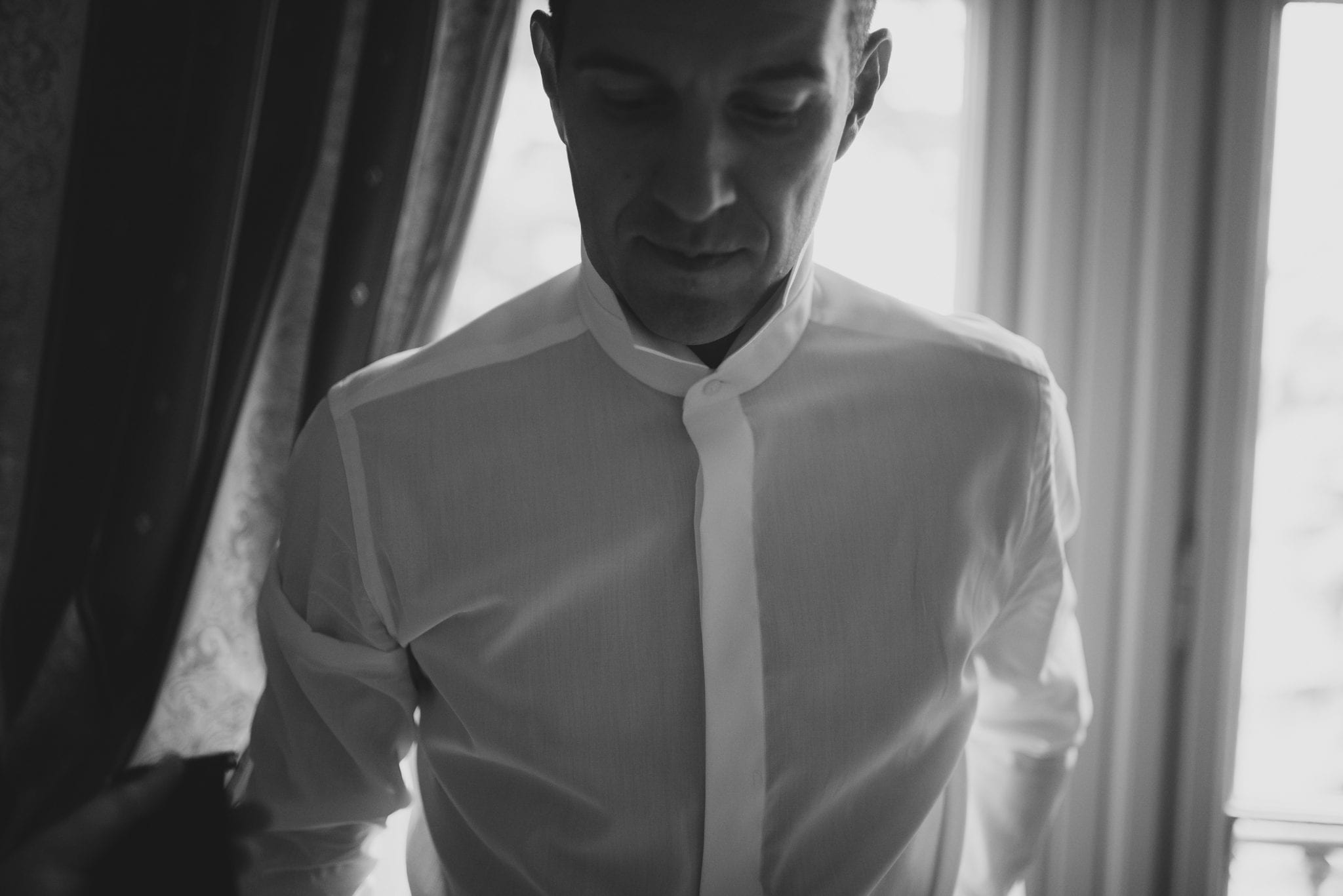 Paolo Lamperti Photographer Fotografo Varese Elegante matrimonio Lido di Lenno preparazione sposo