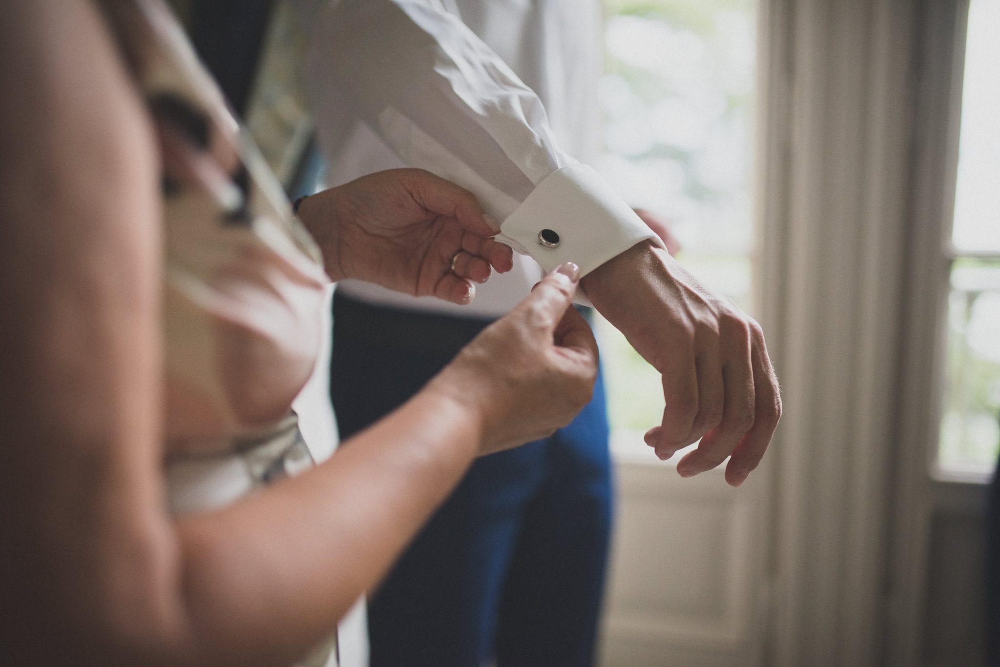 Paolo Lamperti Photographer Fotografo Varese Elegante matrimonio Lido di Lenno preparazione sposo