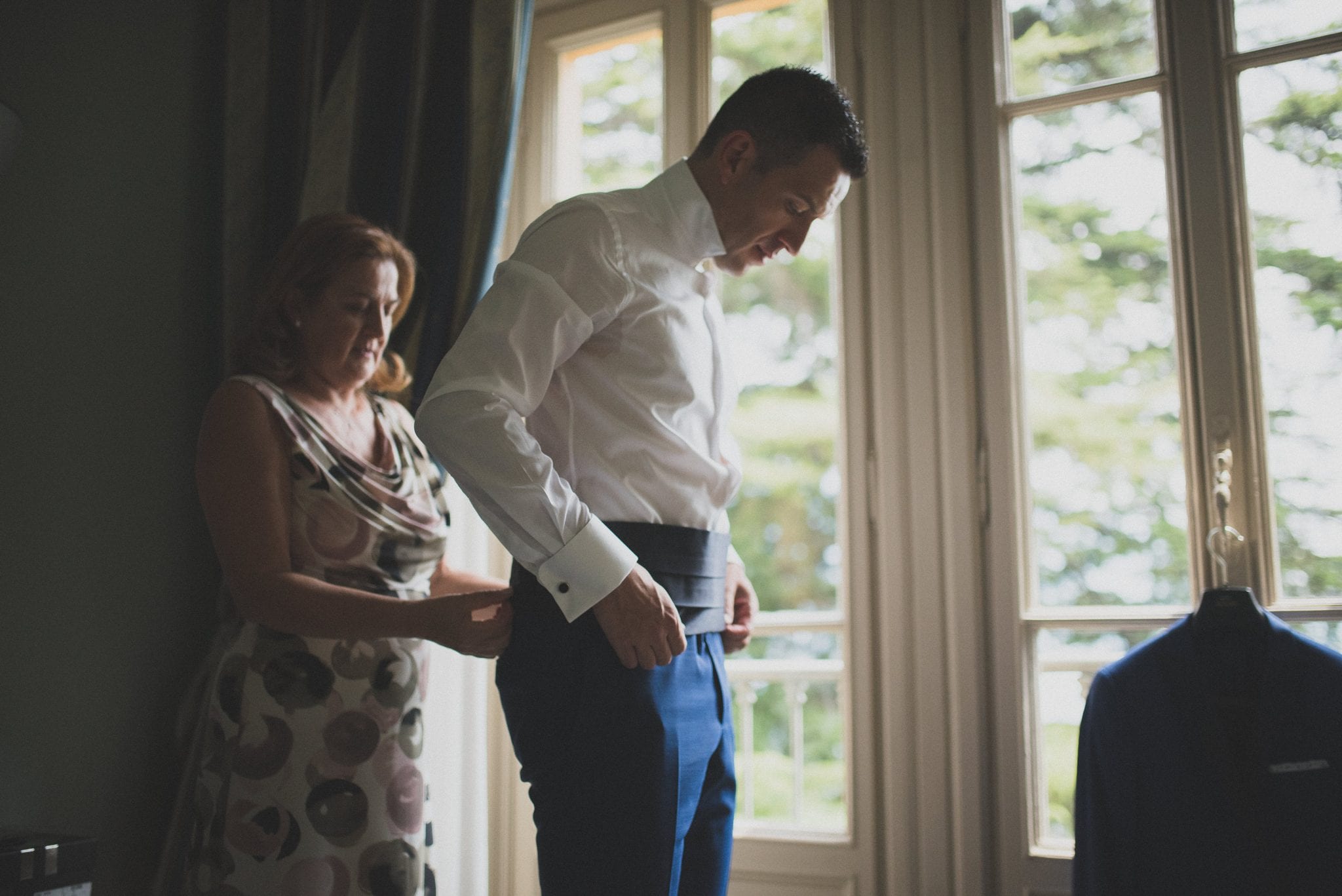 Paolo Lamperti Photographer Fotografo Varese Elegante matrimonio Lido di Lenno preparazione sposo