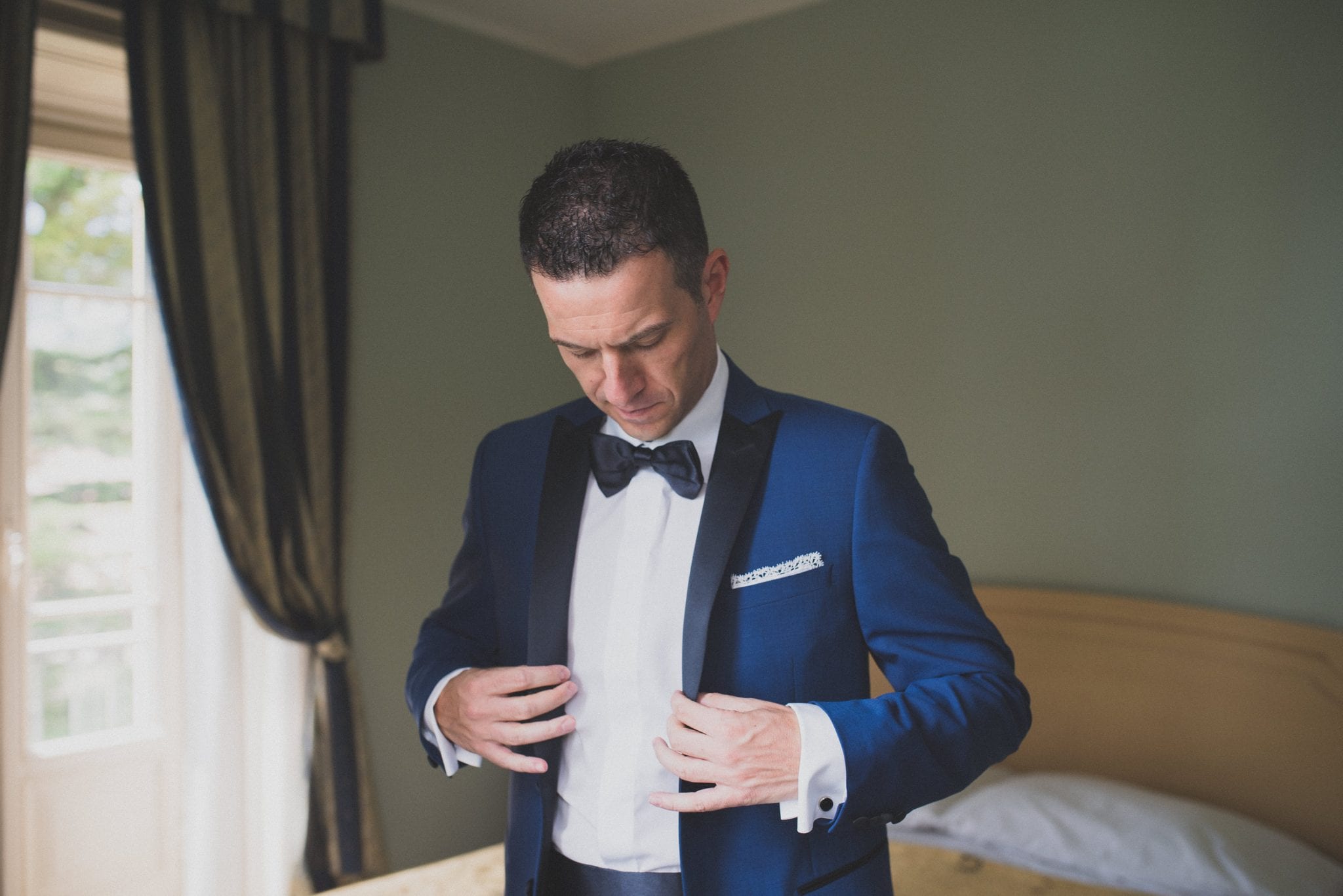 Paolo Lamperti Photographer Fotografo Varese Elegante matrimonio Lido di Lenno preparazione sposo