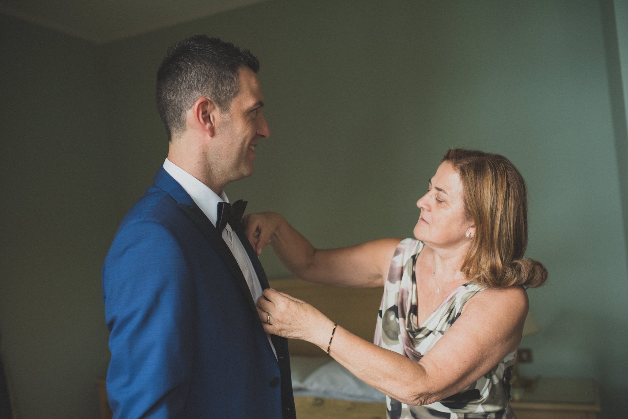 Paolo Lamperti Photographer Fotografo Varese Elegante matrimonio Lido di Lenno preparazione sposo