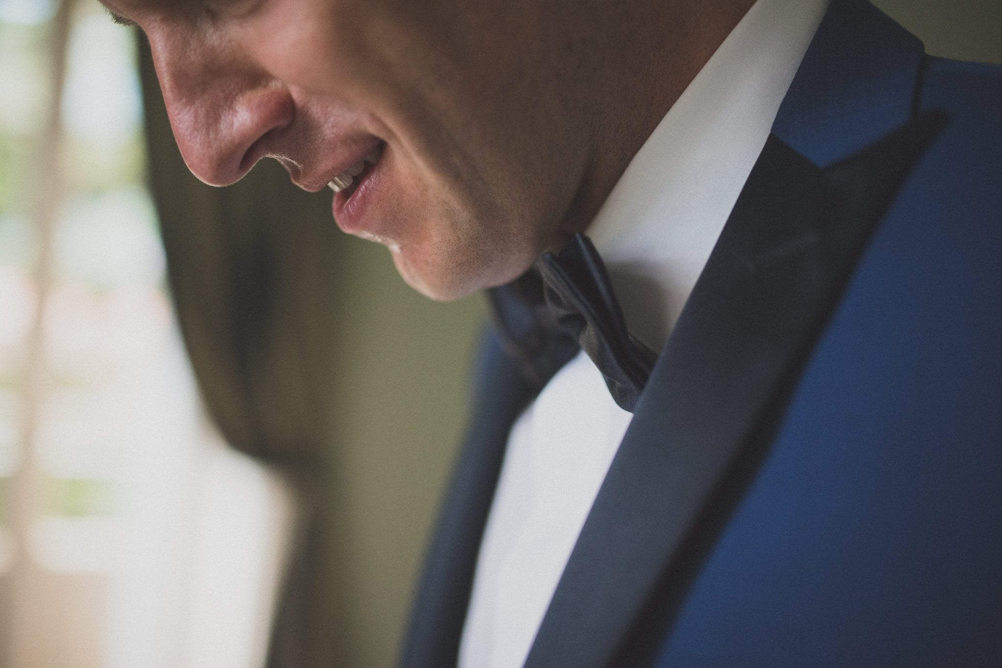 Paolo Lamperti Photographer Fotografo Varese Elegante matrimonio Lido di Lenno preparazione sposo