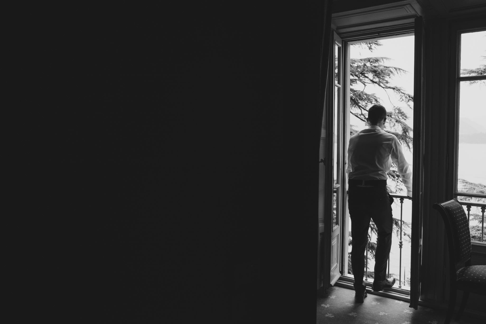 Paolo Lamperti Photographer Fotografo Varese Elegante matrimonio Lido di Lenno preparazione sposo