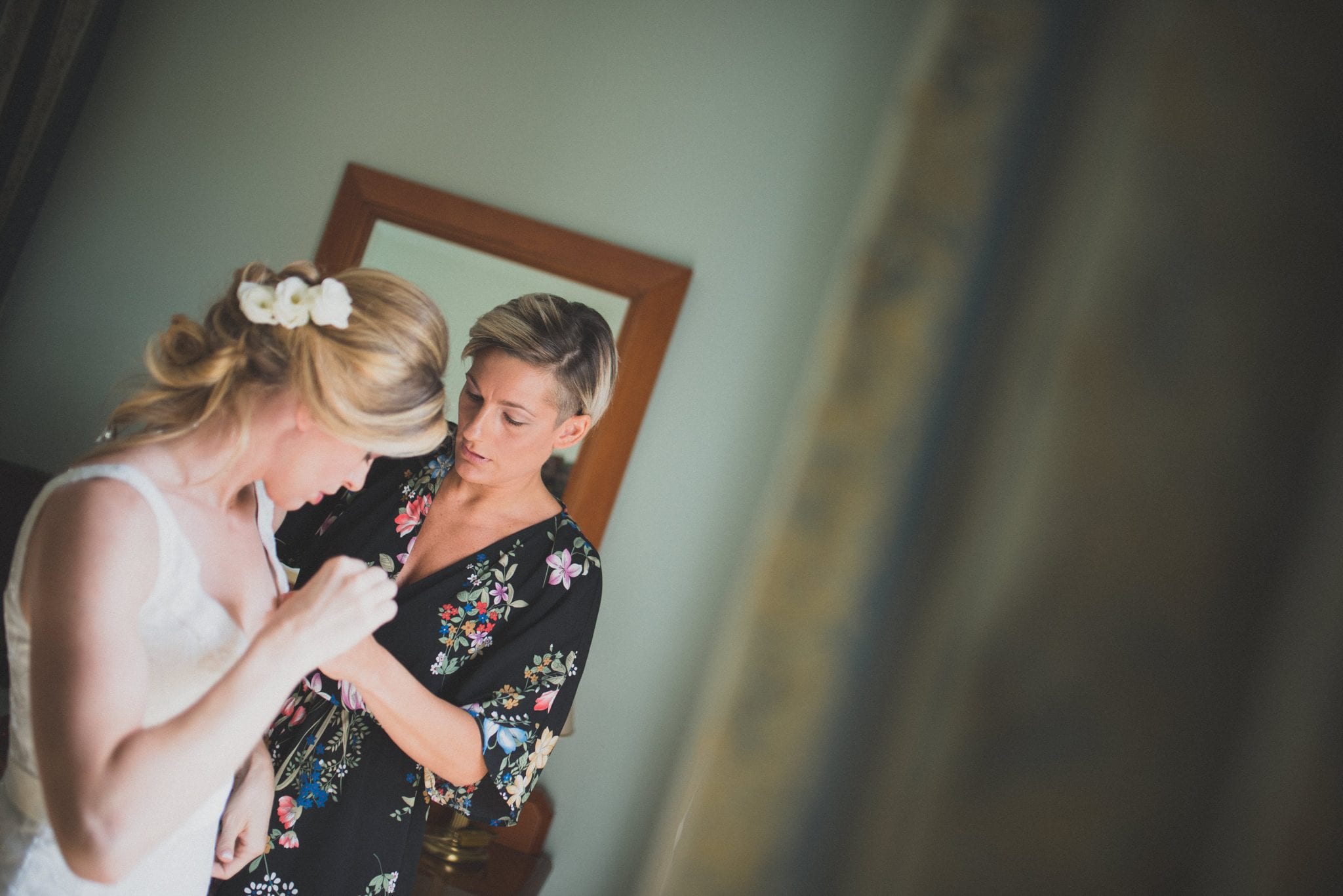 Paolo Lamperti Photographer Fotografo Varese Elegante matrimonio Lido di Lenno preparazione sposa