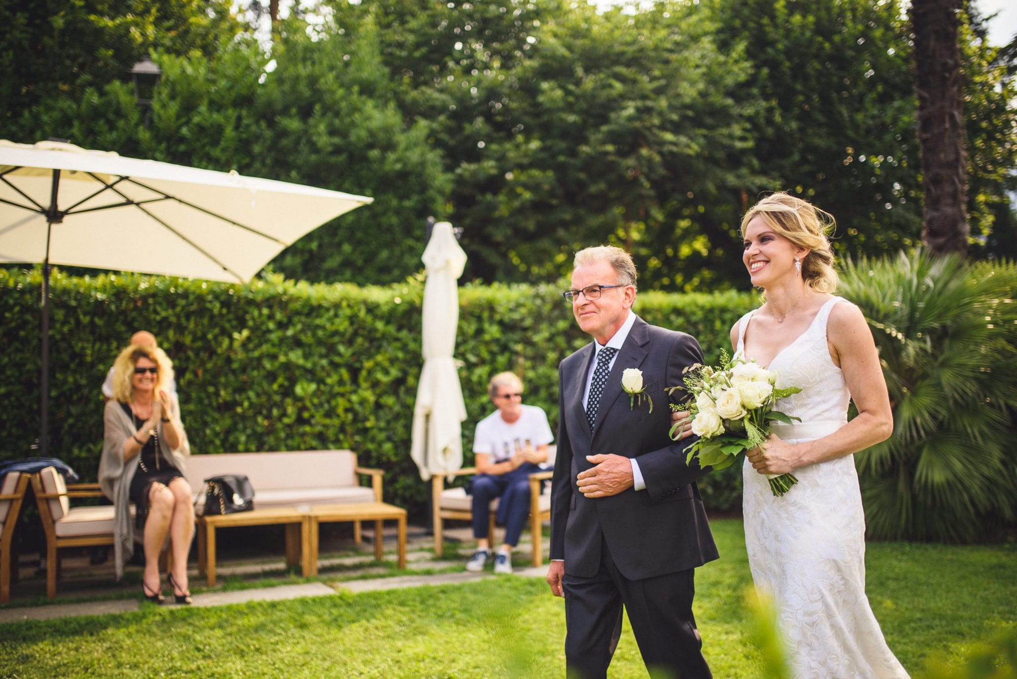 Paolo Lamperti Photographer Fotografo Varese Elegante matrimonio Lido di Lenno ingresso sposa