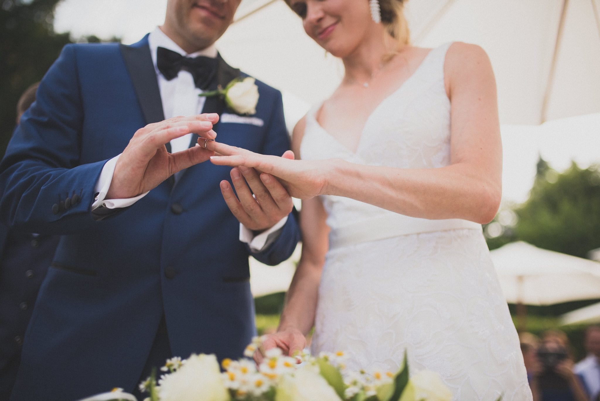 Paolo Lamperti Photographer Fotografo Varese Elegante matrimonio Lido di Lenno scambio anelli
