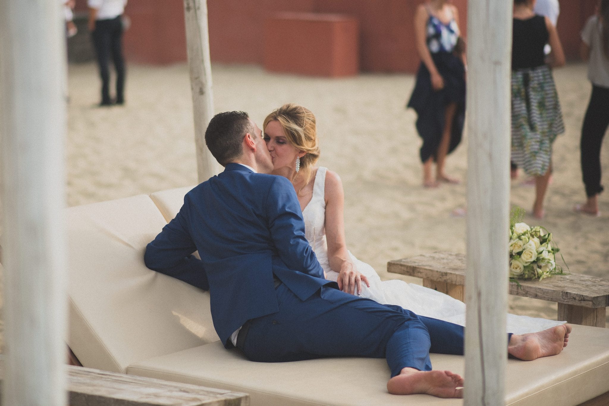 Paolo Lamperti Photographer Fotografo Varese Elegante matrimonio Lido di Lenno ritratto sposi in spiaggia