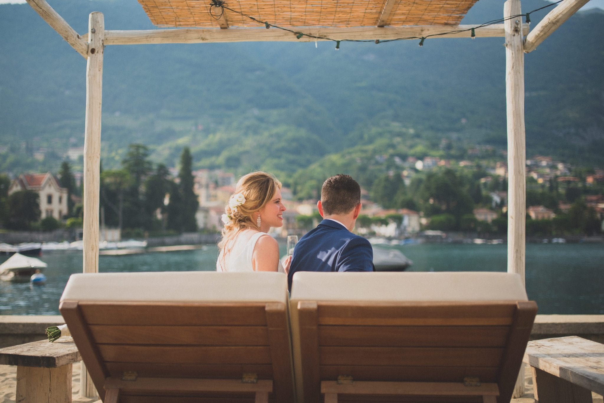 Paolo Lamperti Photographer Fotografo Varese Elegante matrimonio Lido di Lenno ritratto sposi in spiaggia