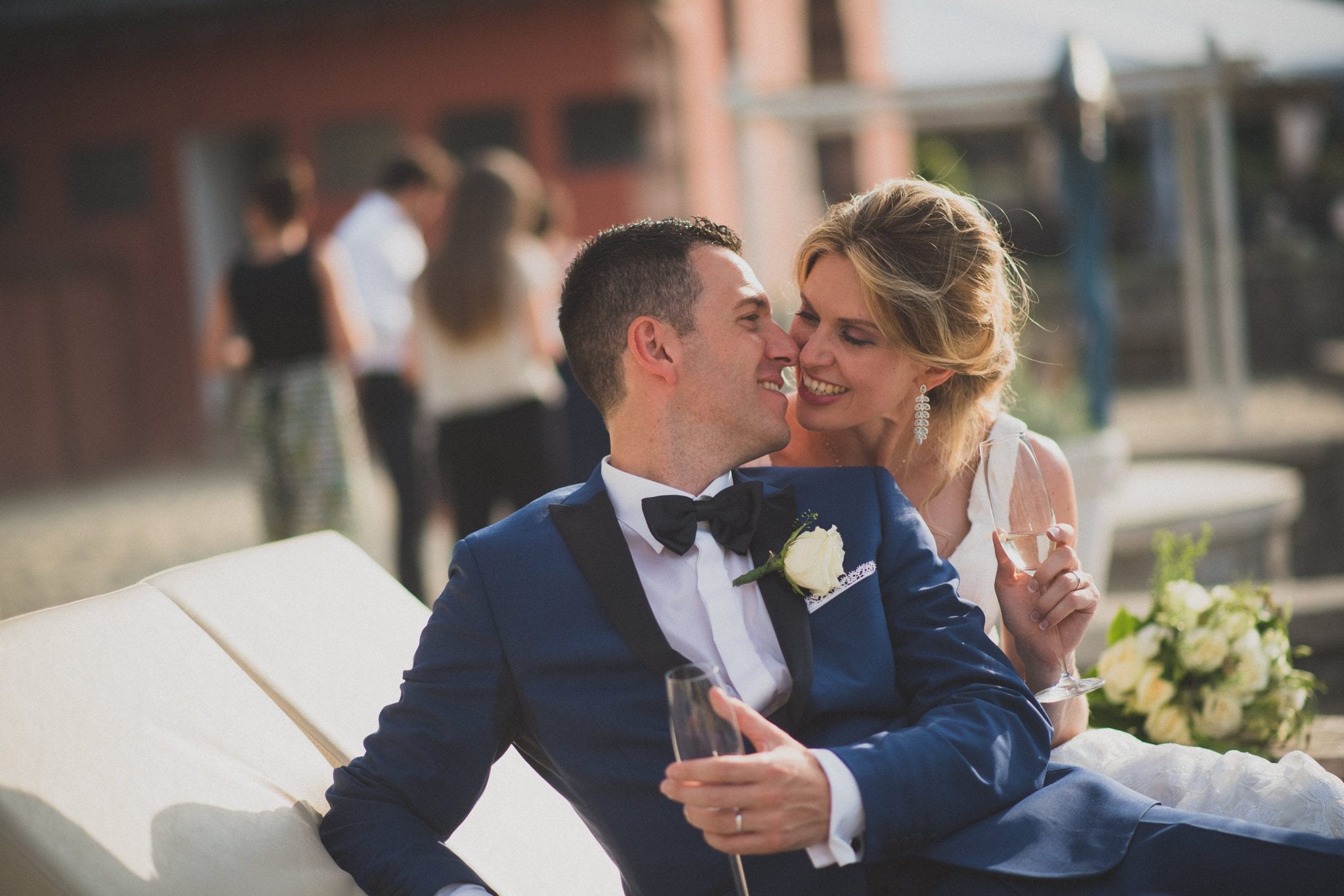 Paolo Lamperti Photographer Fotografo Varese Elegante matrimonio Lido di Lenno ritratto sposi in spiaggia