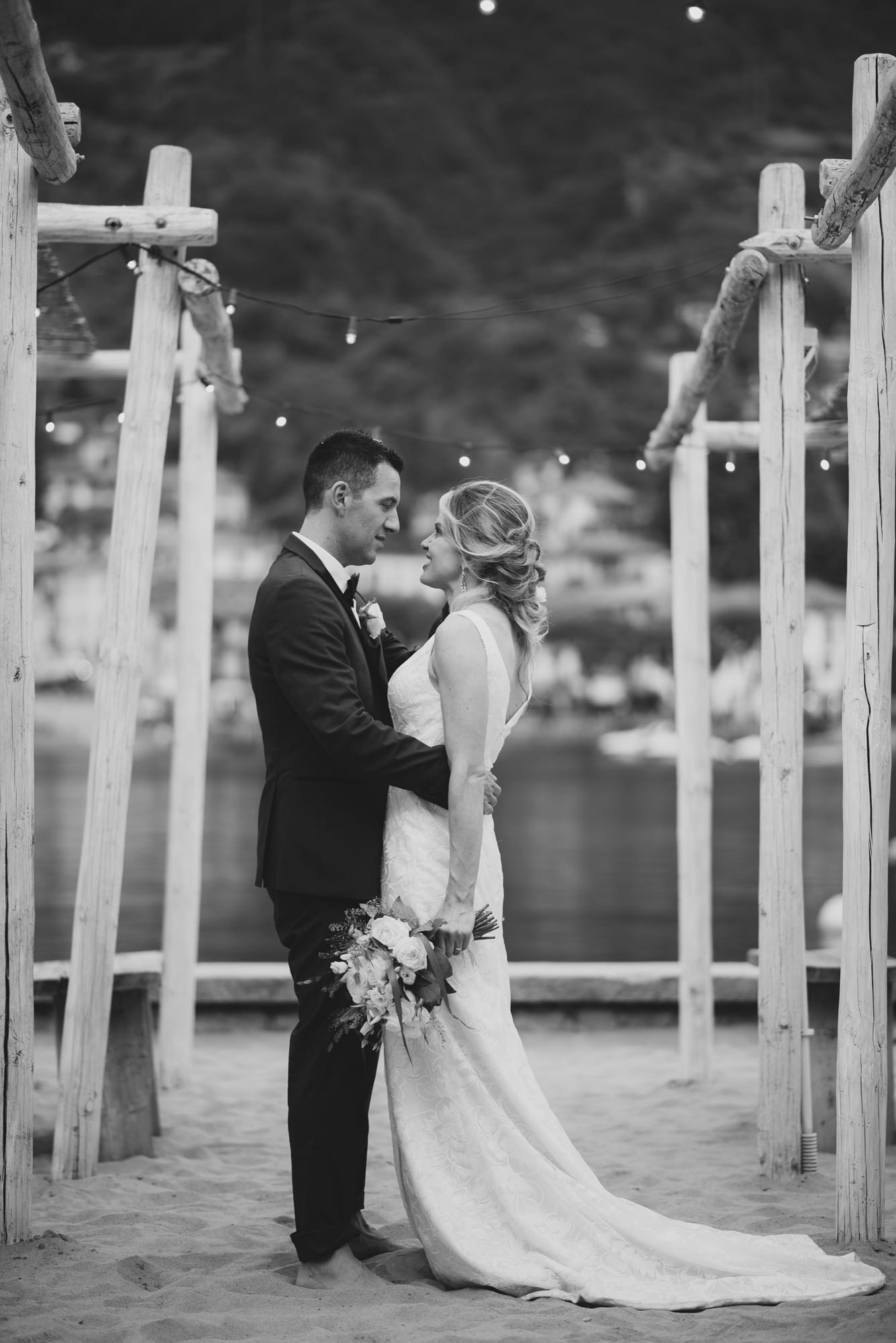 Paolo Lamperti Photographer Fotografo Varese Elegante matrimonio Lido di Lenno ritratto sposi in spiaggia