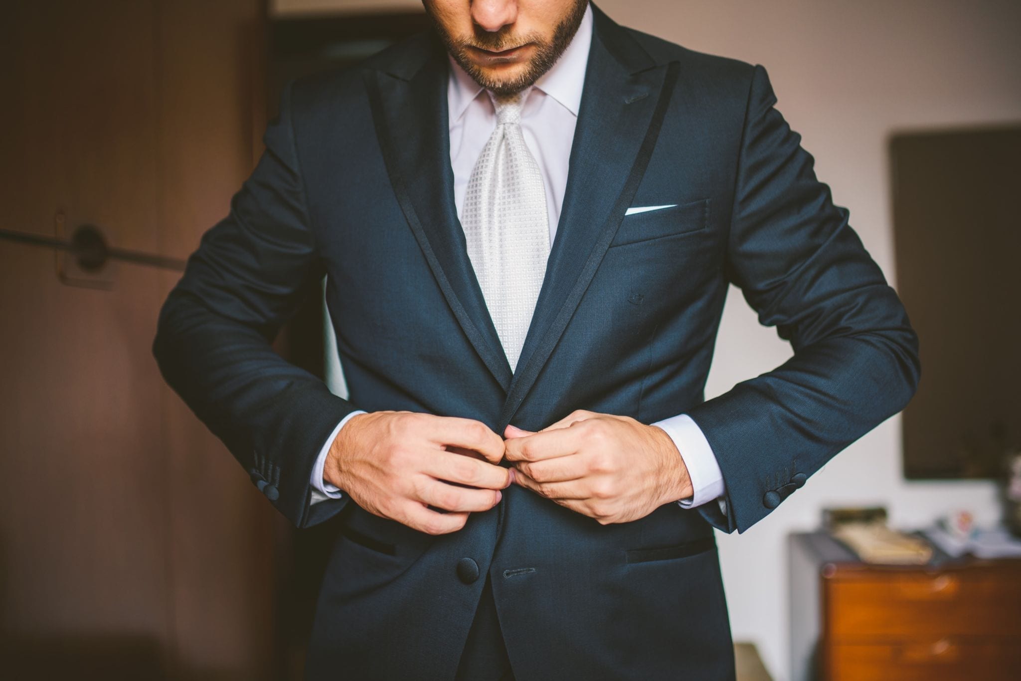 Elegante Matrimonio La Limonera Rovellasca preparazione sposo