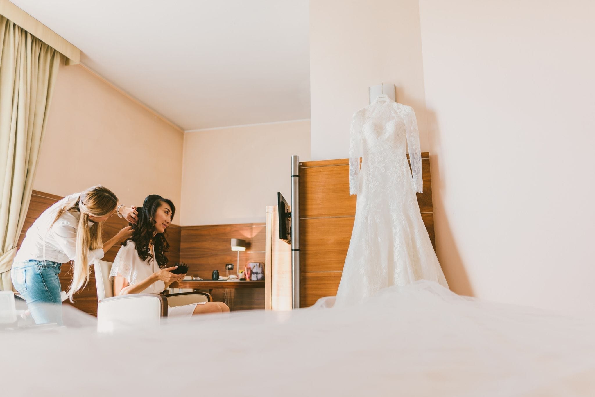 Matrimonio Wedding Photographer Paolo Lamperti Milano Varese Como Lake Destination Wedding Elegante Matrimonio a Villa Parravicini preparazione sposa