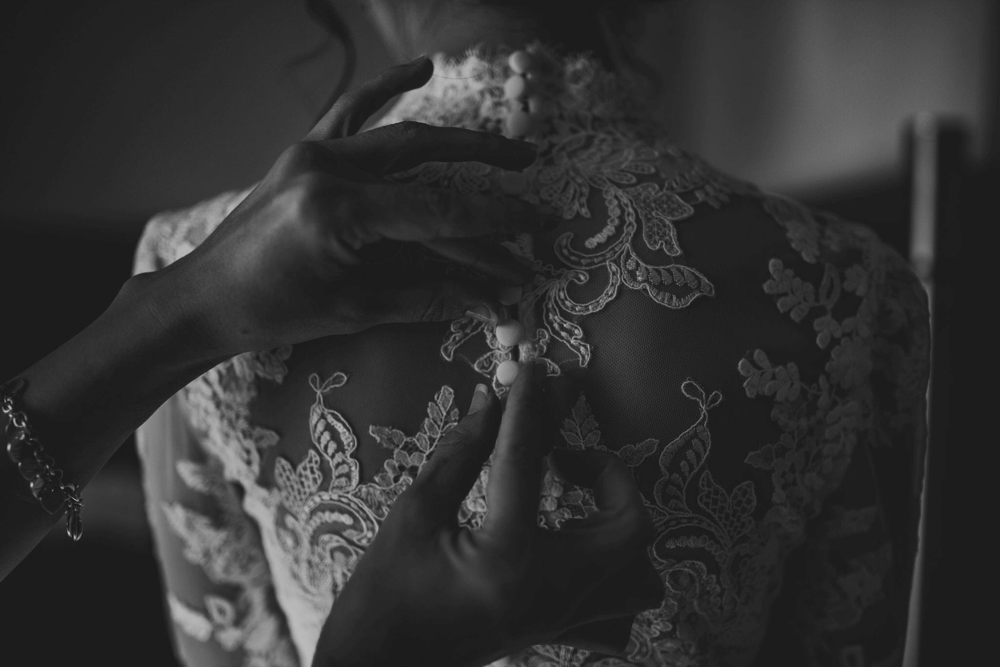 Matrimonio Wedding Photographer Paolo Lamperti Milano Varese Como Lake Destination Wedding Elegante Matrimonio a Villa Parravicini preparazione sposa