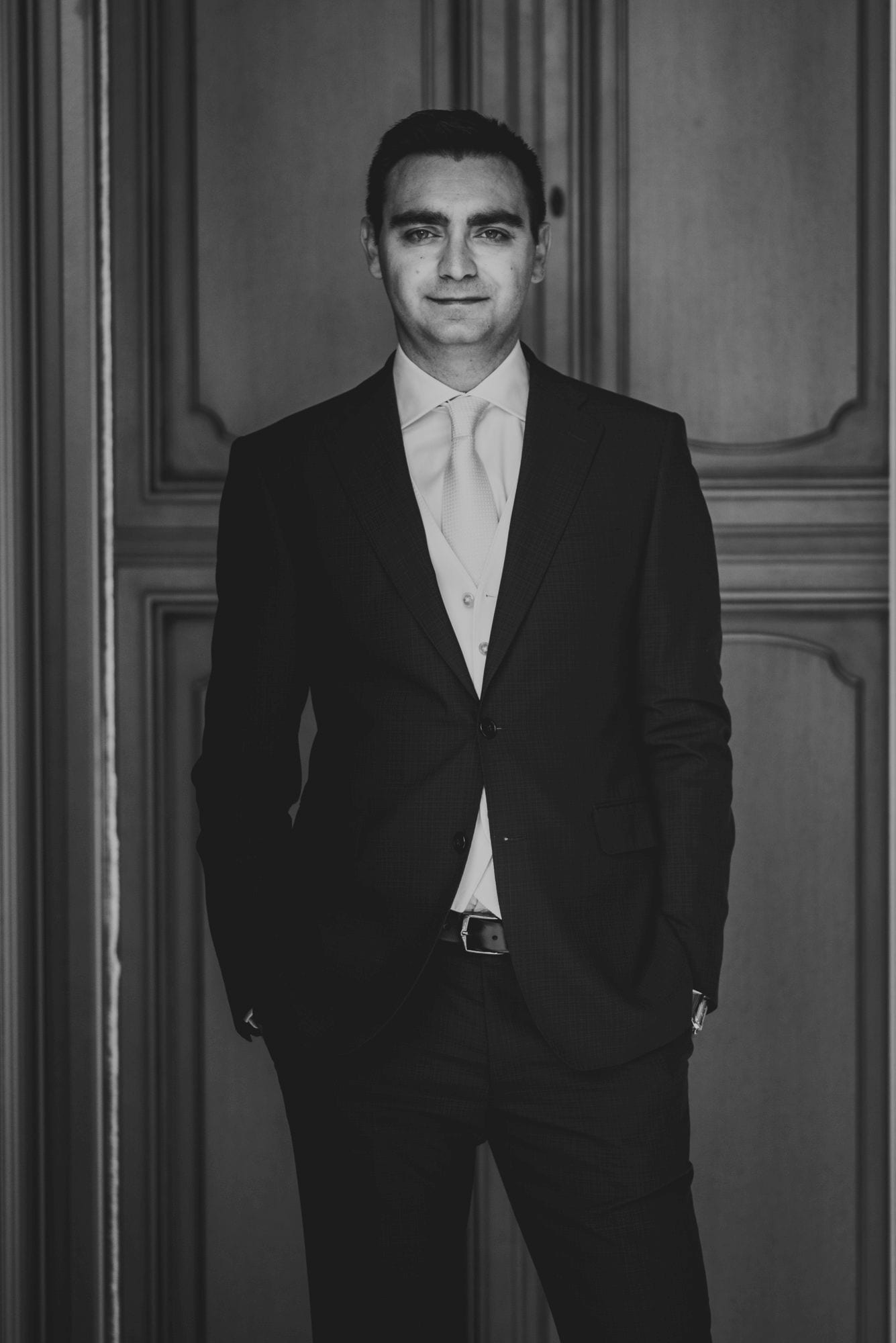 Matrimonio Wedding Photographer Paolo Lamperti Milano Varese Como Lake Destination Wedding Elegante Matrimonio a Villa Parravicini preparazione sposo