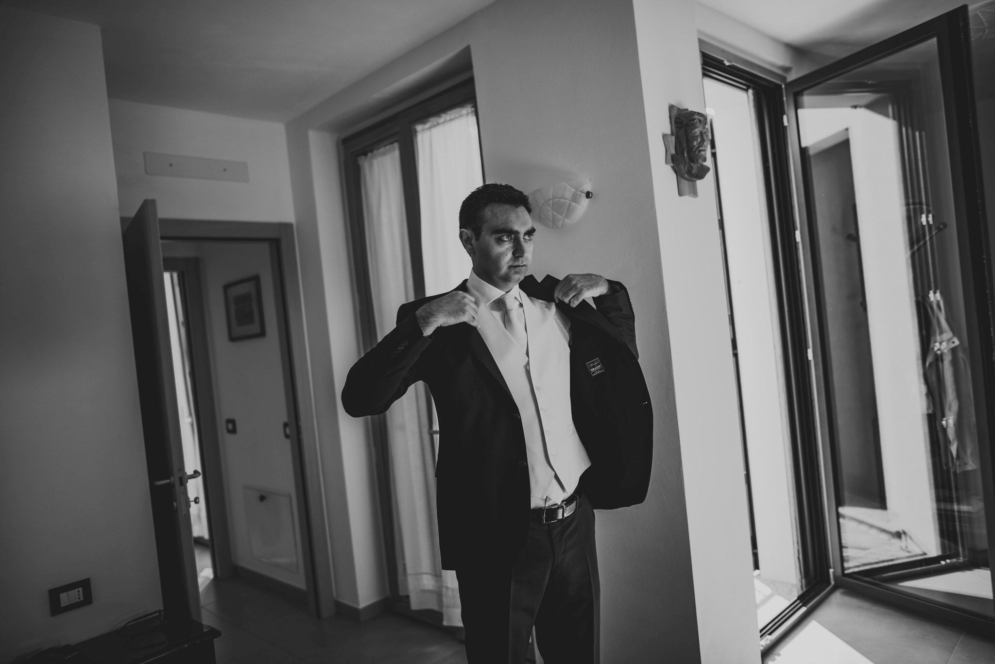 Matrimonio Wedding Photographer Paolo Lamperti Milano Varese Como Lake Destination Wedding Elegante Matrimonio a Villa Parravicini preparazione sposo