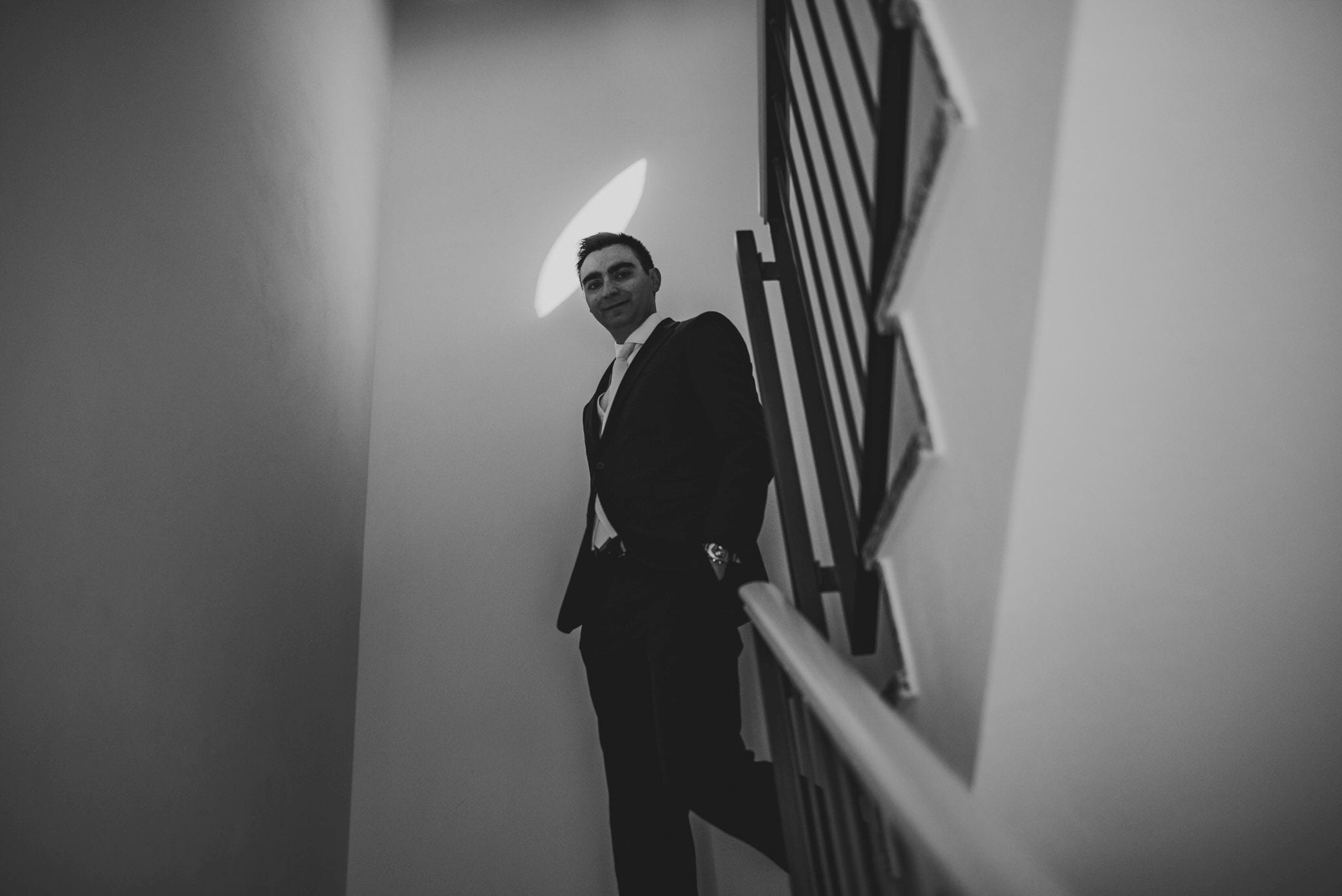 Matrimonio Wedding Photographer Paolo Lamperti Milano Varese Como Lake Destination Wedding Elegante Matrimonio a Villa Parravicini preparazione sposo