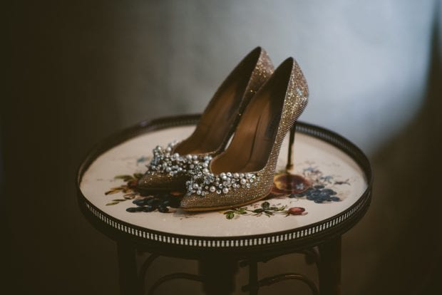 Scarpe eleganti della sposa pronte per il matrimonio Villa Bossi Varese.