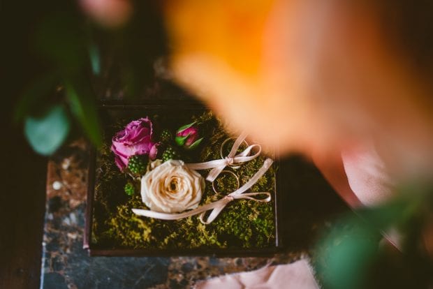 Il box porta anelli con le fedi nuziali durante il matrimonio Villa Bossi Varese.
