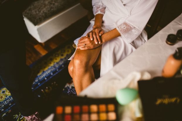 Le mani della sposa con l’anello di fidanzamento in un ritratto romantico a Villa Bossi.