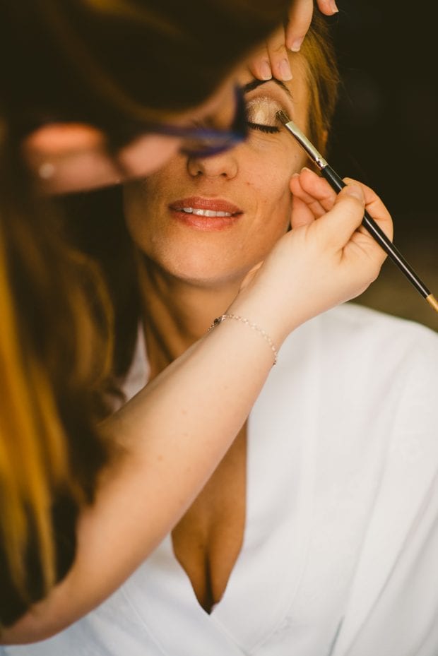La sposa si prepara con il trucco per il matrimonio Villa Bossi Varese.