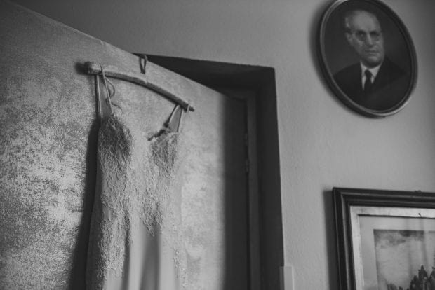 L’abito da sposa appeso prima della cerimonia al matrimonio Villa Bossi Varese.
