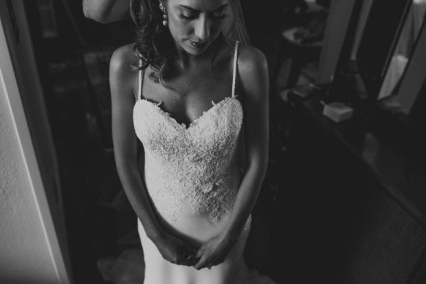 La sposa indossa il suo abito prima della cerimonia nel matrimonio Villa Bossi Varese.