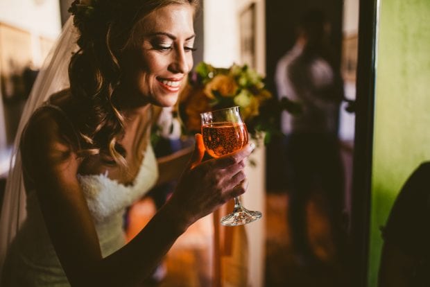 La sposa brinda con uno spritz prima della cerimonia al matrimonio Villa Bossi Varese.