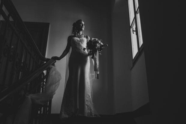 Ritratto in bianco e nero della sposa sulle scale di Villa Bossi Varese.