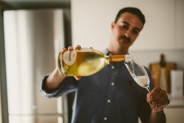 Lo sposo versa champagne per brindare prima della cerimonia al matrimonio Villa Bossi Varese.