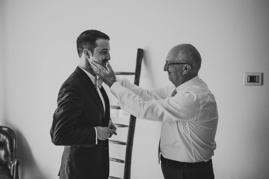 Momento emozionante tra padre e figlio durante la vestizione dello sposo al matrimonio Villa Bossi Varese.