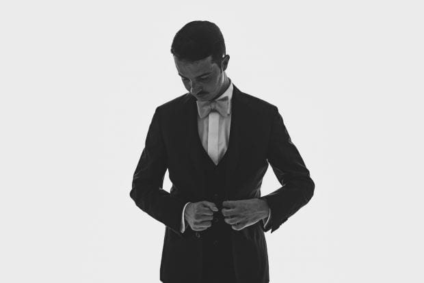 Lo sposo allaccia la giacca prima della cerimonia al matrimonio Villa Bossi Varese.