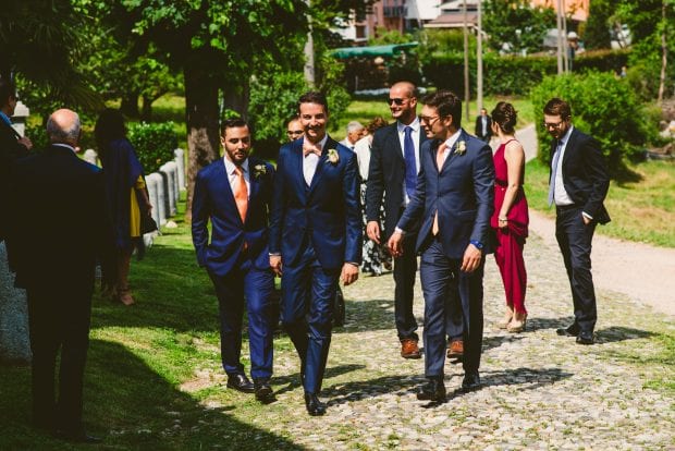 Lo sposo arriva con i testimoni alla chiesa per il matrimonio Villa Bossi Varese.