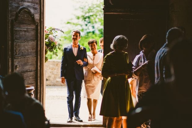 Lo sposo entra in chiesa accompagnato dalla madre durante il matrimonio Villa Bossi Varese.
