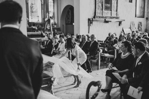 Un’invitata aiuta la sposa a sistemare il velo prima della cerimonia del matrimonio Villa Bossi Varese.