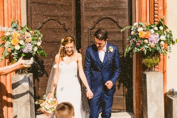 Gli sposi vengono accolti dal lancio del riso all’uscita dalla chiesa dopo il matrimonio Villa Bossi Varese.