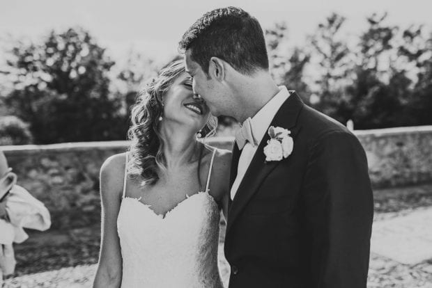Gli sposi si scambiano un bacio sul sagrato della chiesa dopo il matrimonio Villa Bossi Varese.