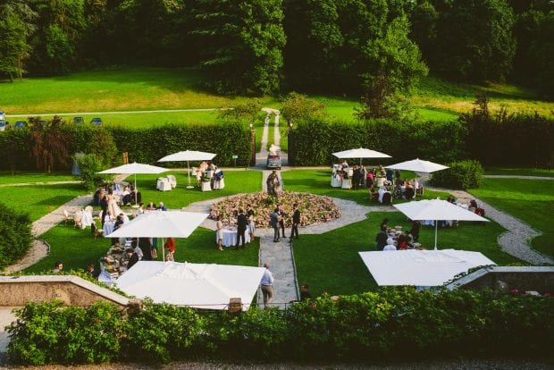 Panoramica del giardino di Villa Bossi allestito per l’aperitivo del matrimonio.
