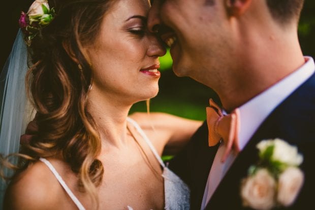 Dettaglio romantico del bacio degli sposi con focus sulle labbra della sposa durante il matrimonio Villa Bossi Varese.