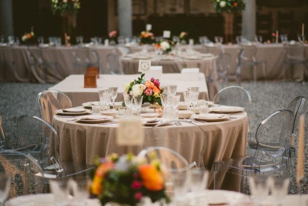 Alt Text: Tavoli elegantemente allestiti per il ricevimento del matrimonio Villa Bossi Varese.