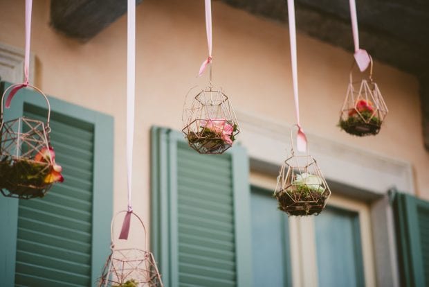 Portacandele sospesi creano un’atmosfera romantica al matrimonio Villa Bossi Varese.