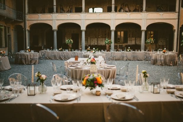 Vista panoramica del cortile interno di Villa Bossi allestito per il matrimonio.