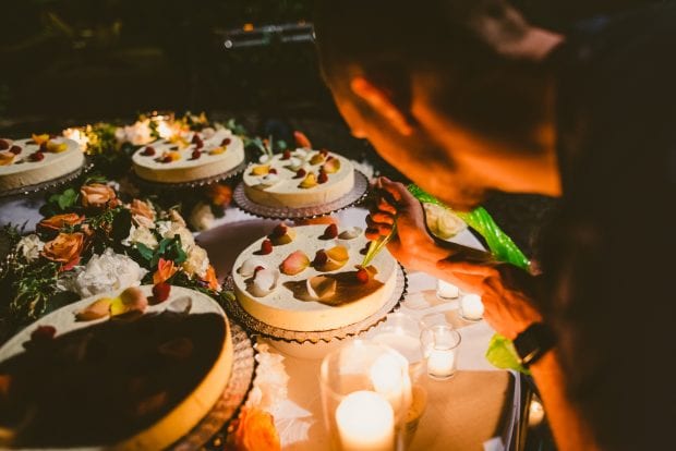 Lo chef prepara la torta nuziale in un esclusivo showcooking al matrimonio Villa Bossi Varese.