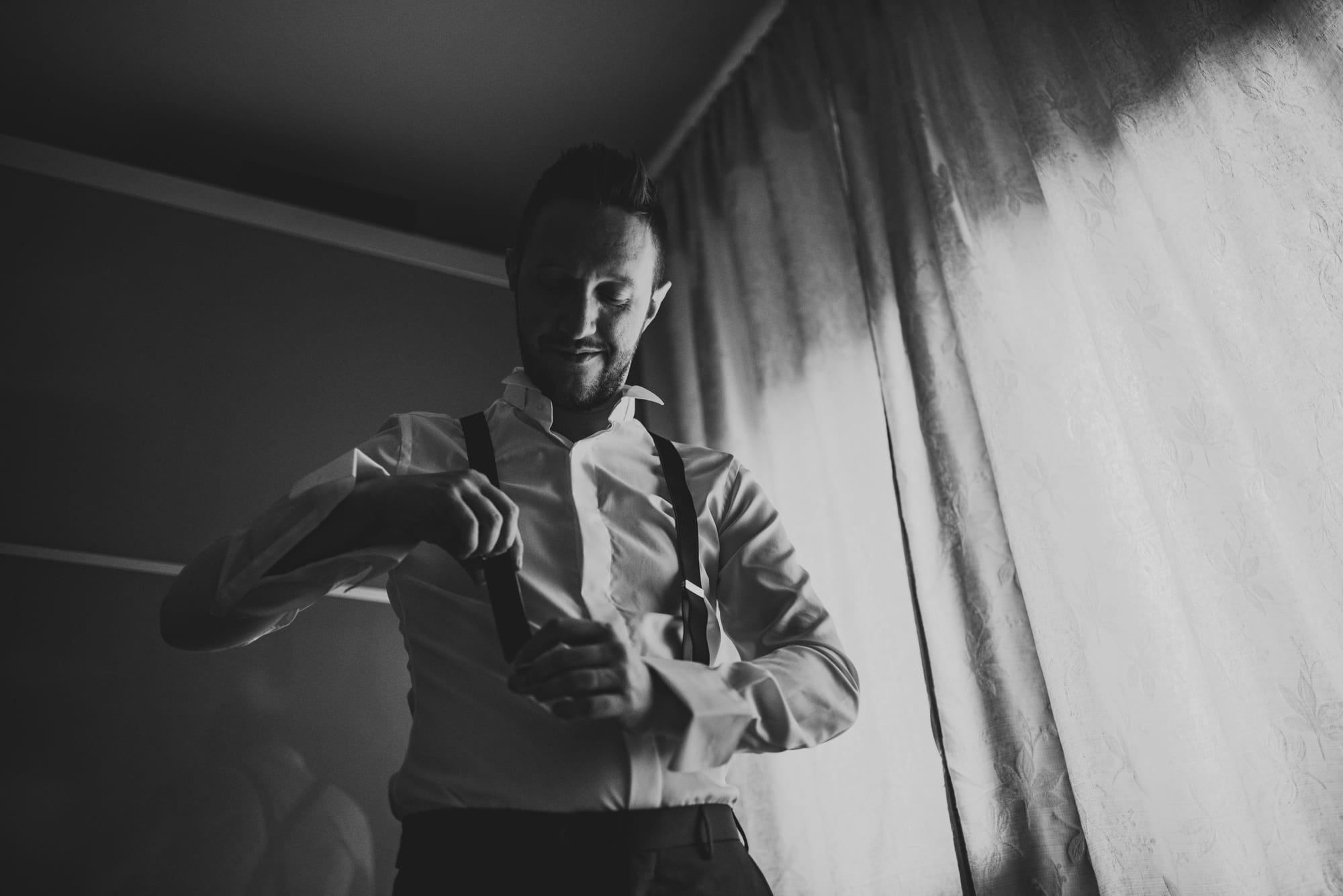 Fotografo Matrimonio Elegante a Villa Monte Morone preparazione sposo