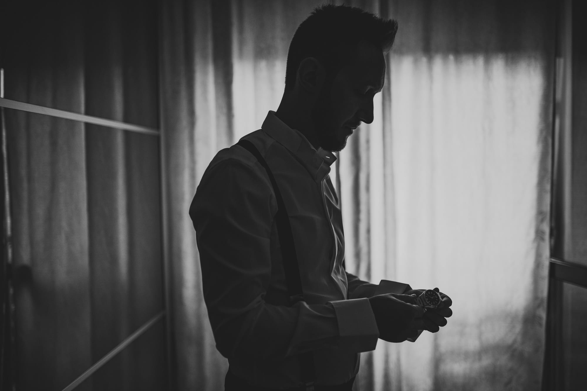 Fotografo Matrimonio Elegante a Villa Monte Morone preparazione sposo