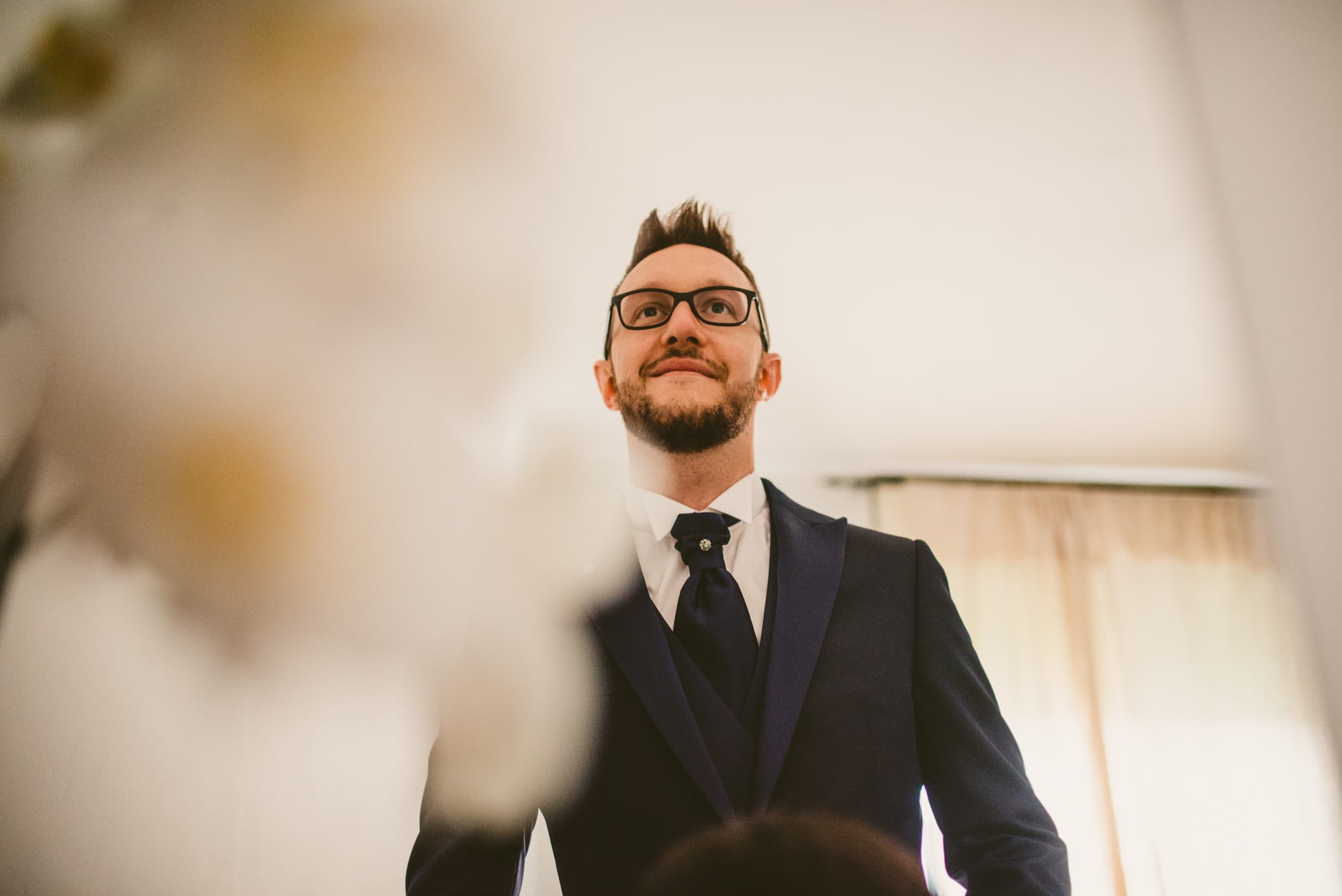 Fotografo Matrimonio Elegante a Villa Monte Morone preparazione sposo