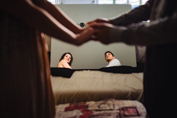 Gli sposi si tengono per mano guardandosi allo specchio prima del Matrimonio Palazzo Reale Milano.