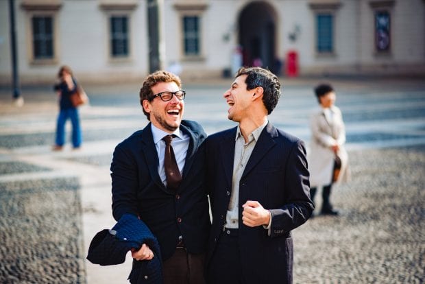 Lo sposo e il testimone sorridono in Piazza del Duomo Milano prima del Matrimonio Palazzo Reale Milano.