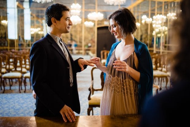 Gli sposi si scambiano gli anelli nella sala matrimoni di Palazzo Reale Milano.