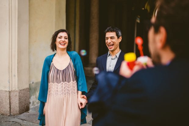 Gli sposi escono sorridenti da Palazzo Reale Milano dopo la loro cerimonia di nozze.